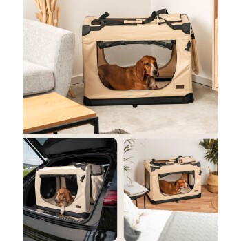 Ein brauner Hund ruht sich in einer beigen tragbaren Haustierbox mit Netzfenstern aus, die in einem modernen Wohnzimmer und im Kofferraum eines Autos platziert ist.