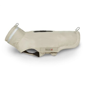 Beiger Hunderegenmantel mit reflektierendem Streifen und "WOLTERS"-Etikett, entwickelt für den Schutz von Haustieren im Freien.