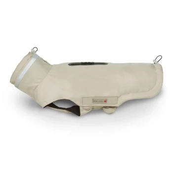 Beiger Hunderegenmantel mit reflektierendem Streifen und "WOLTERS"-Etikett, entwickelt für den Schutz von Haustieren im Freien.