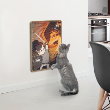 Eine verspielte graue Katze steht auf ihren Hinterbeinen und greift nach einem bunten wandmontierten Kratzbrett mit einer Cartoonkatze und einem Drachen.