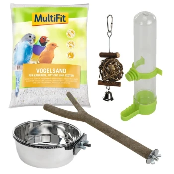 Eine Vielzahl von Vogelsupplies, einschließlich einer Tüte MultiFit Vogelsand, einer Metallfüßschale, einer Holzstange, einem hängenden Spielzeug und einem Wasserspender.