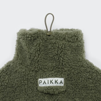 Oberer Teil eines olivgrünen Sherpa-Haustiermantels mit Aufhängeöse und weißem Patch-Label mit der Aufschrift "PAIKKA"
