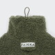 Oberer Teil eines olivgrünen Sherpa-Haustiermantels mit Aufhängeöse und weißem Patch-Label mit der Aufschrift "PAIKKA"