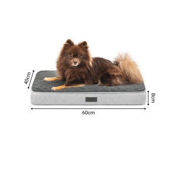 Ein flauschiger brauner Pomeranian-Hund liegt auf einem grauen Haustierbett, das 60 cm x 40 cm x 8 cm misst, mit einem Etikett, das "lionto" liest.