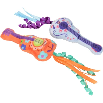 Trois jouets peluche en forme de guitare pour chat colorés avec motifs floraux et queues en ruban (orange, blanc, violet).