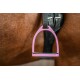 Nahaufnahme eines rosa Pferdestirrup mit der Aufschrift 'EQUINATE', der an einem Sattel gegen die Flanke eines braunen Pferdes befestigt ist.
