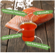 Lachsfilet und ein kleiner Becher mit orangefarbener Flüssigkeit, beschriftet mit essentiellen Fettsäuren, Nährstoffen, idealem Supplement, aus frischem Lachs.