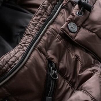 Nahaufnahme einer braunen Haustierjacke mit einem Reißverschluss vorne, verstellbaren Schnüren und gestepptem Design, ideal um Haustiere warm zu halten.