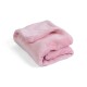 Eine weiche, gefaltete rosa Haustierdecke aus Plüschmaterial, ideal um Haustiere warm und gemütlich zu halten.