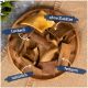 Ein Holzbrett mit Hundeleckerlis, beschriftet mit "Leckerli", "ohne Zusätze", "natürlich" und "fettarm."