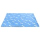 Blaue Haustiermatte mit weißen Knochen- und Pfotenabdruckmustern, mit einem Logo-Tag in der unteren rechten Ecke.
