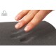 Eine Hand, die sanft auf eine strukturierte schwarze Oberfläche drückt und einen Abdruck hinterlässt, der die Weichheit und Reaktionsfähigkeit des Materials zeigt.
