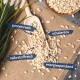 Eine Holzschaufel mit geschälten Erdnüssen auf Jute, beschriftet mit 'reich an Protein', 'schalenfrei', 'nährstoffreich' und 'energiegebend.'