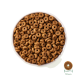 Schüssel mit kleinen, runden, braunen Haustierfutterkibbles mit einem Loch in der Mitte, mit einem Durchmesser von 10 mm.