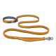 Eine lebendige orange- und blaue Hundeleine mit einem gepolsterten Griff und einem Metallclip, mit dem Ruffwear-Logo.