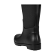 Schwarzer Gummistiefel mit strukturiertem Obermaterial und robuster Sohle, von hinten gezeigt, ideal für Aktivitäten im Freien.