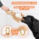 Ein schwarzer Hund zieht verspielt an einem fischförmigen Spielzeug, das von einer Person gehalten wird, mit dem Text "Strapazierfähiges Seil" und "Perfekt zum Apportieren und Zerren."