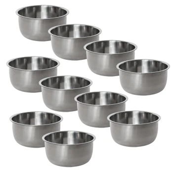 Eine Sammlung von zehn Edelstahl-Haustierschalen, die in einem versetzten Muster angeordnet sind und ihre glänzenden, glatten Oberflächen zeigen.