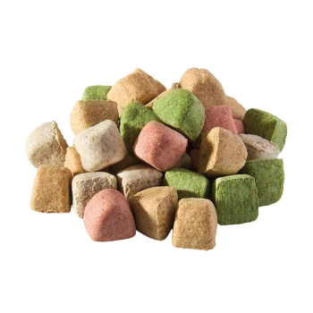 Ein Haufen bunter Haustierfutter-Kibble in verschiedenen Formen und Größen, mit beigen, grünen und rosa Stückchen auf einem weißen Hintergrund.