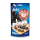 Eine verspielte schwarz-weiße Katze auf blauer Felix Mini-Filetti Verpackung, die Hühner- und Rindfleischsnacks mit "90% Fleisch" und "Vitamine" zeigt.
