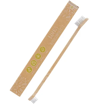 Bambus-Hundezahnbürste mit einem natürlichen Holzgriff und weichen Borsten, zusammen mit ihrer umweltfreundlichen Verpackung präsentiert.