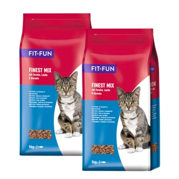 Zwei Tüten FIT+FUN Katzenfutter, beschriftet mit 'FINEST MIX mit Forelle, Lachs & Garnelen', mit einer getigerten Katze auf der Vorderseite, jeweils 5 kg schwer.
