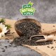 Eine Holzschüssel mit schwarzen Sonnenblumenkernen, die auf Jute fällt, mit einer Schaufel daneben und dem Logo "LYRA NATURE POWER" darüber.