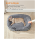 Ein französischer Bulldogge schläft auf einem plüschigen grauen Hundebett mit erhöhten Rändern, mit Text über die Vorteile des Bettes auf Deutsch.