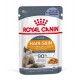 Royal Canin Hair & Skin Katzenfutterbeutel, 85g, mit einer Illustration einer flauschigen Katze, behauptet, gesunde Haut und glänzendes Fell zu unterstützen.