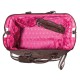 Braune Haustierreisetasche mit einem leuchtend pinken Innenraum, ausgestattet mit einer kleinen Reißverschlusstasche und einem geräumigen Hauptfach.