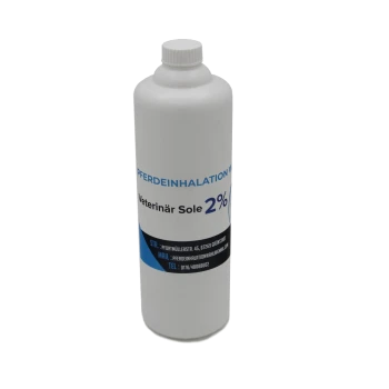 Weiße Flasche, die mit "Veterinär Sole 2%" für die Inhalation von Pferden beschriftet ist, mit Kontaktdaten und Adresse auf einem schwarzen Band.