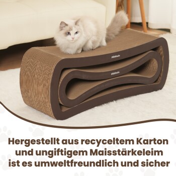 Zwei Katzen auf einer braunen, gebogenen Kratzliege mit 'PetRhein'-Logo — grau-weiße Katze liegt ausgestreckt oben, Calico-Katze innen.