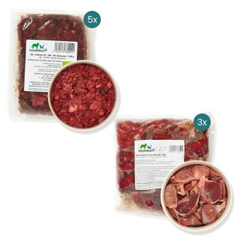 Rohe Haustierfutterverpackungen mit gehacktem Rindfleisch und Rinderpansen, mit Schalen von rohem Fleisch, beschriftet mit Mengen (5x und 3x).