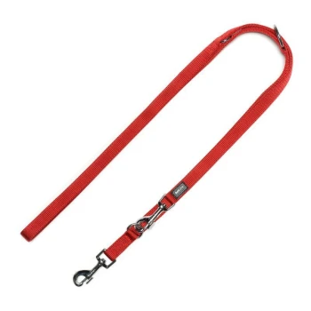 Rote Nylon-Hundeleine mit einem Metallclip und einem kleinen Logo-Anhänger, flach auf einem weißen Hintergrund ausgelegt.