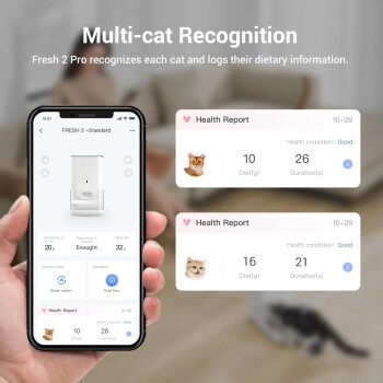 Smartphone zeigt Smart-Feeder-App: Mehrkatzen-Erkennung und Gesundheitsberichte mit Katzenfotos; verschwommene Katze auf dem Sofa.