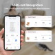 Smartphone zeigt Smart-Feeder-App: Mehrkatzen-Erkennung und Gesundheitsberichte mit Katzenfotos; verschwommene Katze auf dem Sofa.