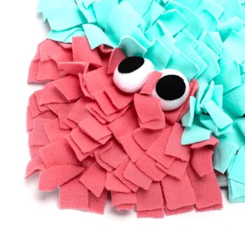 Bunte Haustierschnüffelmatte mit einem verspielten Design aus pinken und aqua-farbenen Stoffstreifen und großen Wackelaugen.