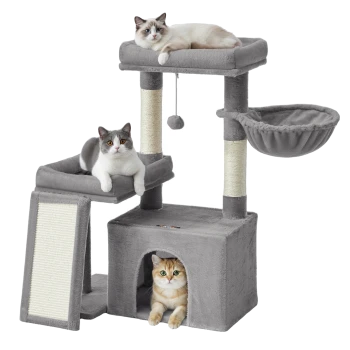 Grauer Plüsch-Kratzbaum mit Sisalpfosten, Rampe, Hängematte und drei Katzen (eine in der Höhle, zwei auf Aussichtsplattformen); kleines unleserliches Markenschild