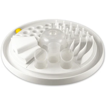 Interaktives Haustier-Puzzle-Futterspender in Weiß, mit verschiedenen Fächern und einem gelben Ball, entworfen, um die Köpfe der Haustiere zu stimulieren.