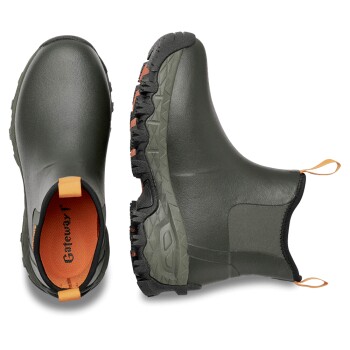 Paar grüne wasserdichte Schlupf-Hundestiefel mit schwarzen Sohlen und orangen Zuglaschen, innen mit „Gateway“ beschriftet.