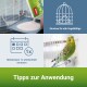 PANTO Vogelsand in eine Schale gegossen, Wellensittich im Käfig; Beschriftungen: ‚Einstreu für alle Vogelkäfige‘; ‚Tipps zur Anwendung‘.