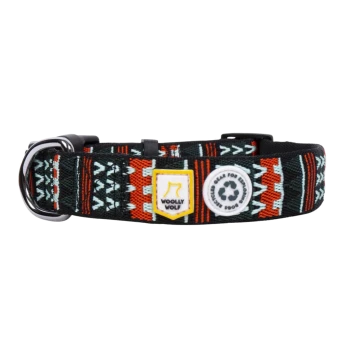 Bunter Hundehalsband mit einem tribal Muster in Schwarz, Rot und Türkis, mit den Etiketten "Woolly Wolf" und "Gear for Explorers".