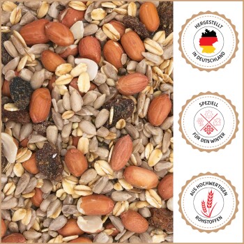 Nahaufnahme von gemischtem Vogelfutter mit Erdnüssen und Sonnenblumenkernen, mit deutschen Textabzeichen „Made in Germany“, „Winter-Spezial“ und „Hochwertige Zutaten“.
