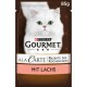 Torebka karmy dla kotów Purina Gourmet z białym kotem na przodzie, oznaczona "A la Carte mit Lachs" i ważąca 85g.