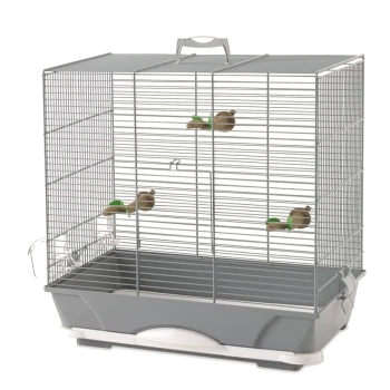 Une grande cage à oiseaux grise et argentée avec une poignée supérieure, présentant trois perchoirs en bois et deux bols de nourriture.