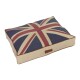 Haustierbett mit Union Jack-Muster und beigem Rand sowie einem kleinen Lederetikett mit der Aufschrift 'HuggleHounds.'