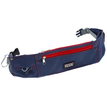 Eine marineblaue Hüfttasche für Haustiere mit roten Reißverschlüssen und einem DOOG-Logo, mit mehreren Taschen und einem Karabinerhaken für Bequemlichkeit.