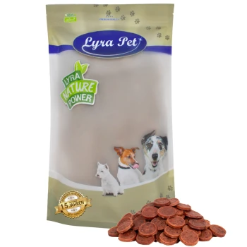 Verpackung von Lyra Pet Hundeleckerlis mit einem beigen Beutel mit dem Logo 'Lyra Nature Power', Bildern eines Hundes und einer Katze sowie einem Stapel Leckerlis davor.