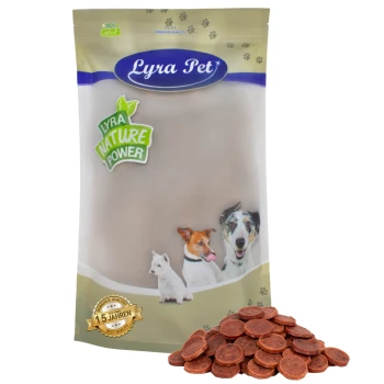 Verpackung von Lyra Pet Hundeleckerlis mit einem beigen Beutel mit dem Logo 'Lyra Nature Power', Bildern eines Hundes und einer Katze sowie einem Stapel Leckerlis davor.
