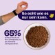 Eine Hand hält ein Futter über einer Schüssel, mit dem Text: "So echt wie es nur sein kann" und "65% echtes Fleisch für Darmgesundheit."